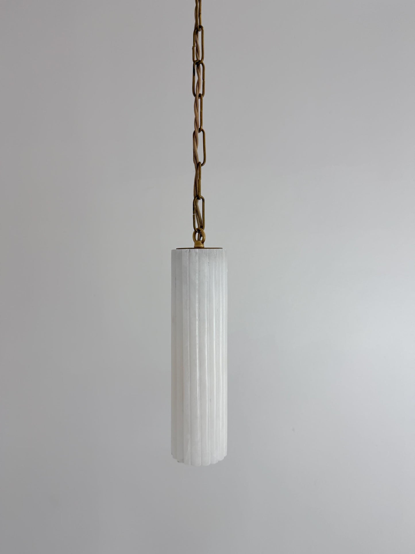 Handmade Fluted Alabaster Pendant Light – Solid Brass Chain Ceiling Fixture - optimized image