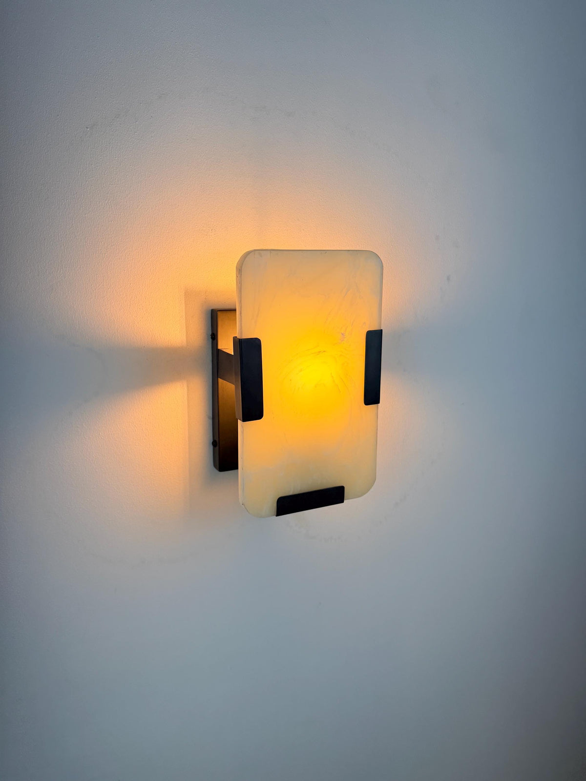 Handmade Natural Onyx Wall Sconce – Modern Luxury Stone Wall Light With Brass Finish - optimized image