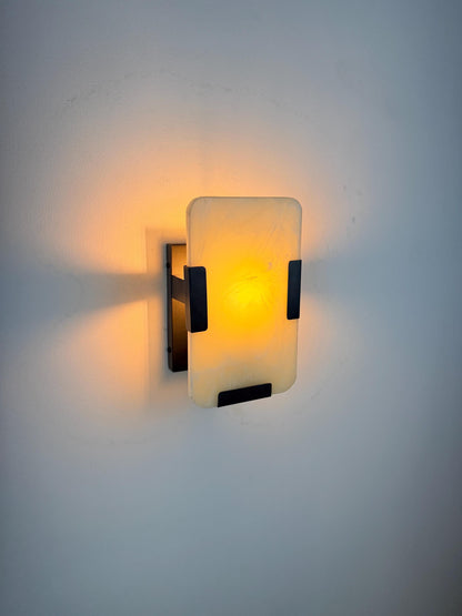 Handmade Natural Onyx Wall Sconce – Modern Luxury Stone Wall Light With Brass Finish - optimized image