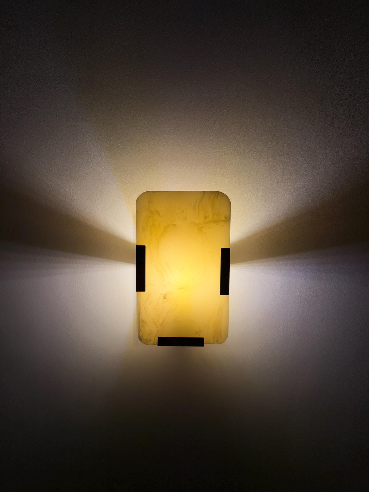 Handmade Natural Onyx Wall Sconce – Modern Luxury Stone Wall Light With Brass Finish - optimized image