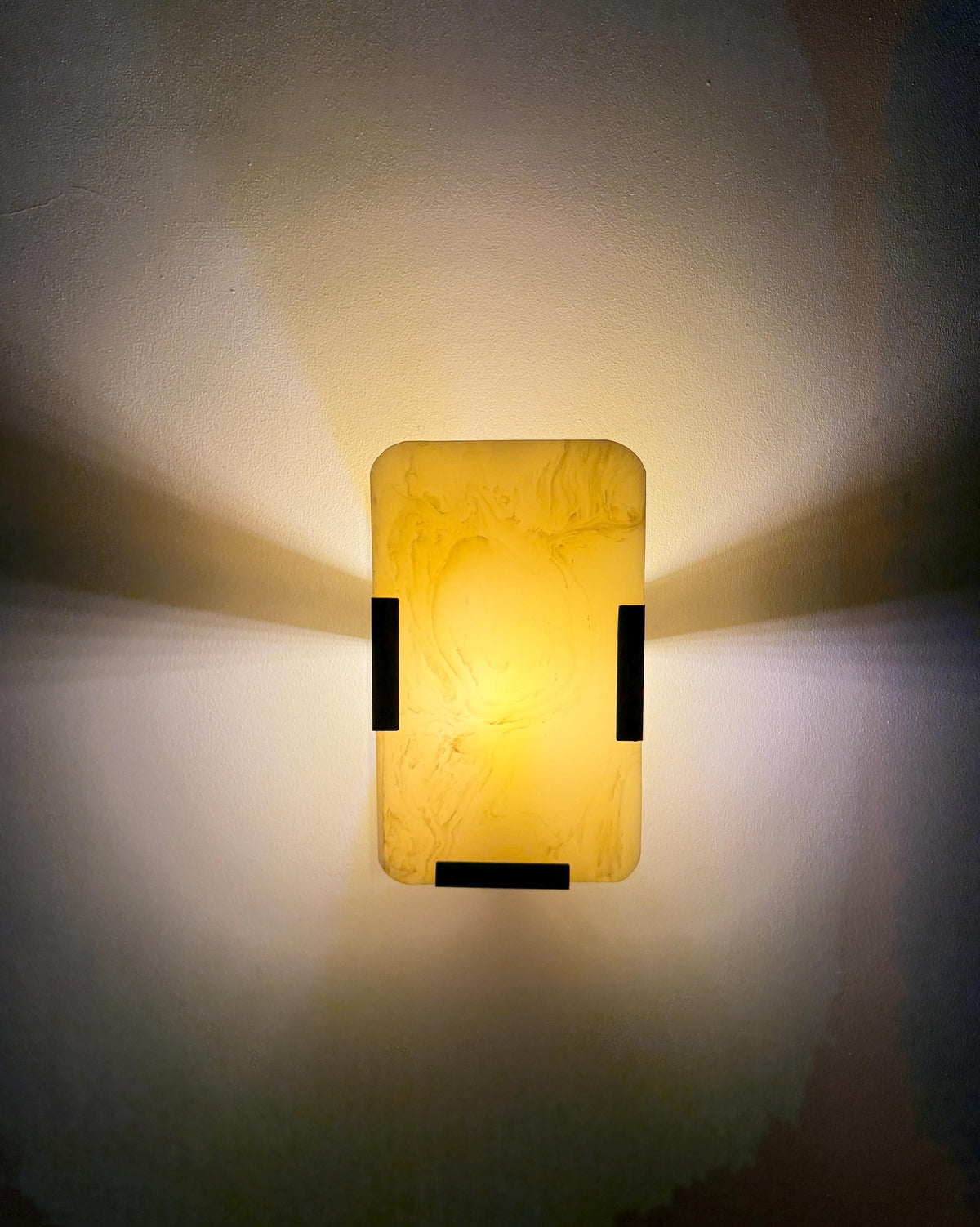 Handmade Natural Onyx Wall Sconce – Modern Luxury Stone Wall Light With Brass Finish - optimized image