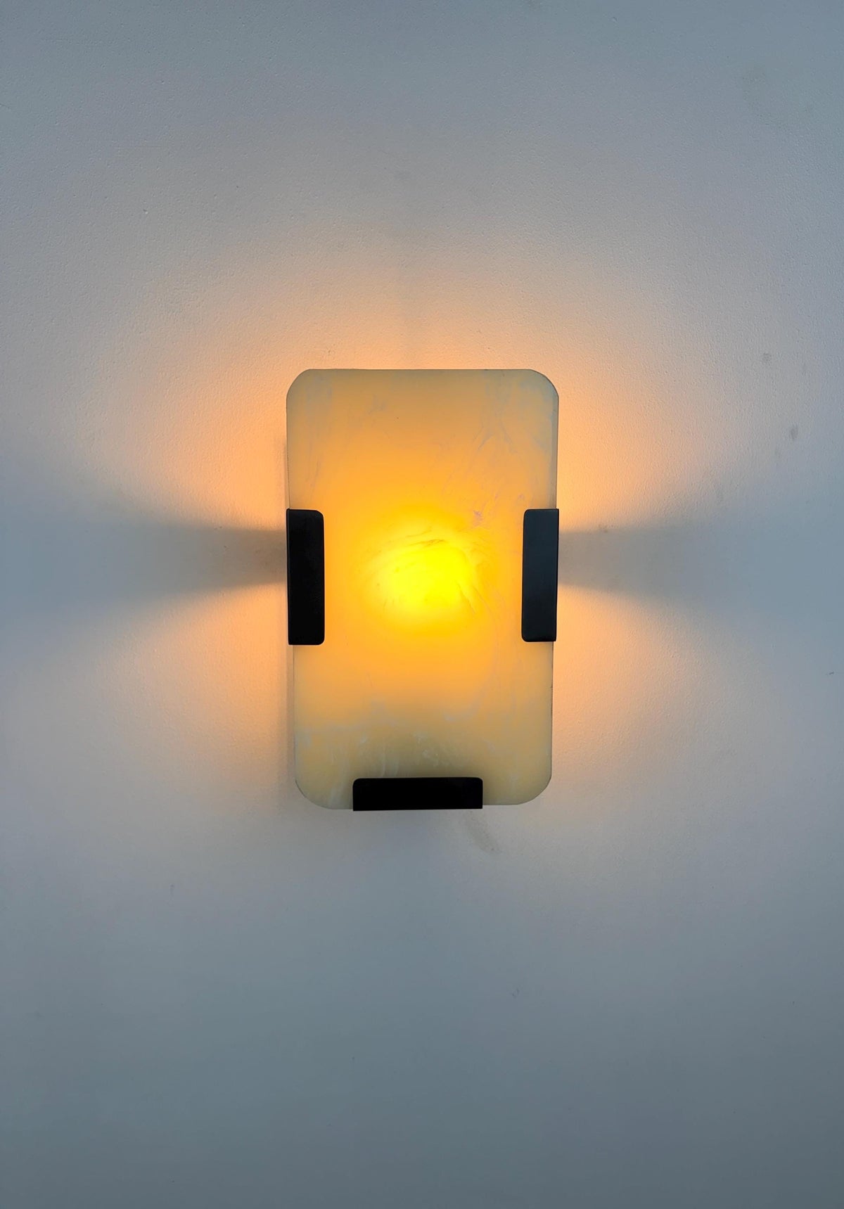 Handmade Natural Onyx Wall Sconce – Modern Luxury Stone Wall Light With Brass Finish - optimized image